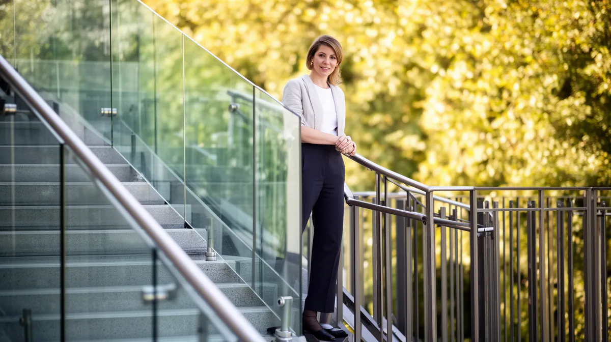 "Garde-corps verre vs métal sécurité : comparaison de deux options de balustrades sur un escalier extérieur, verre transparen