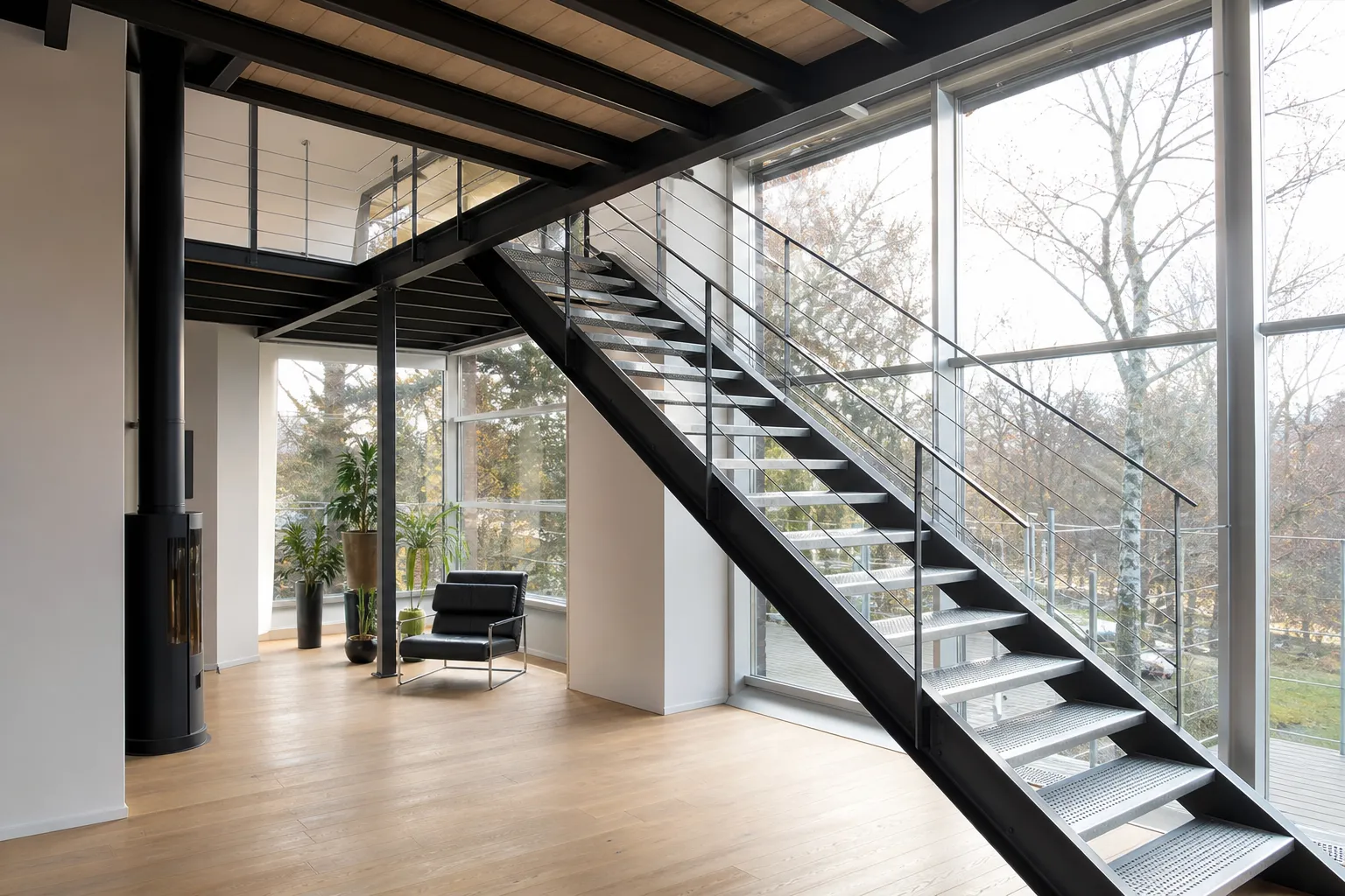 Escalier métallique sur-mesure, loft suédois, lumière naturelle, plancher en bois clair.