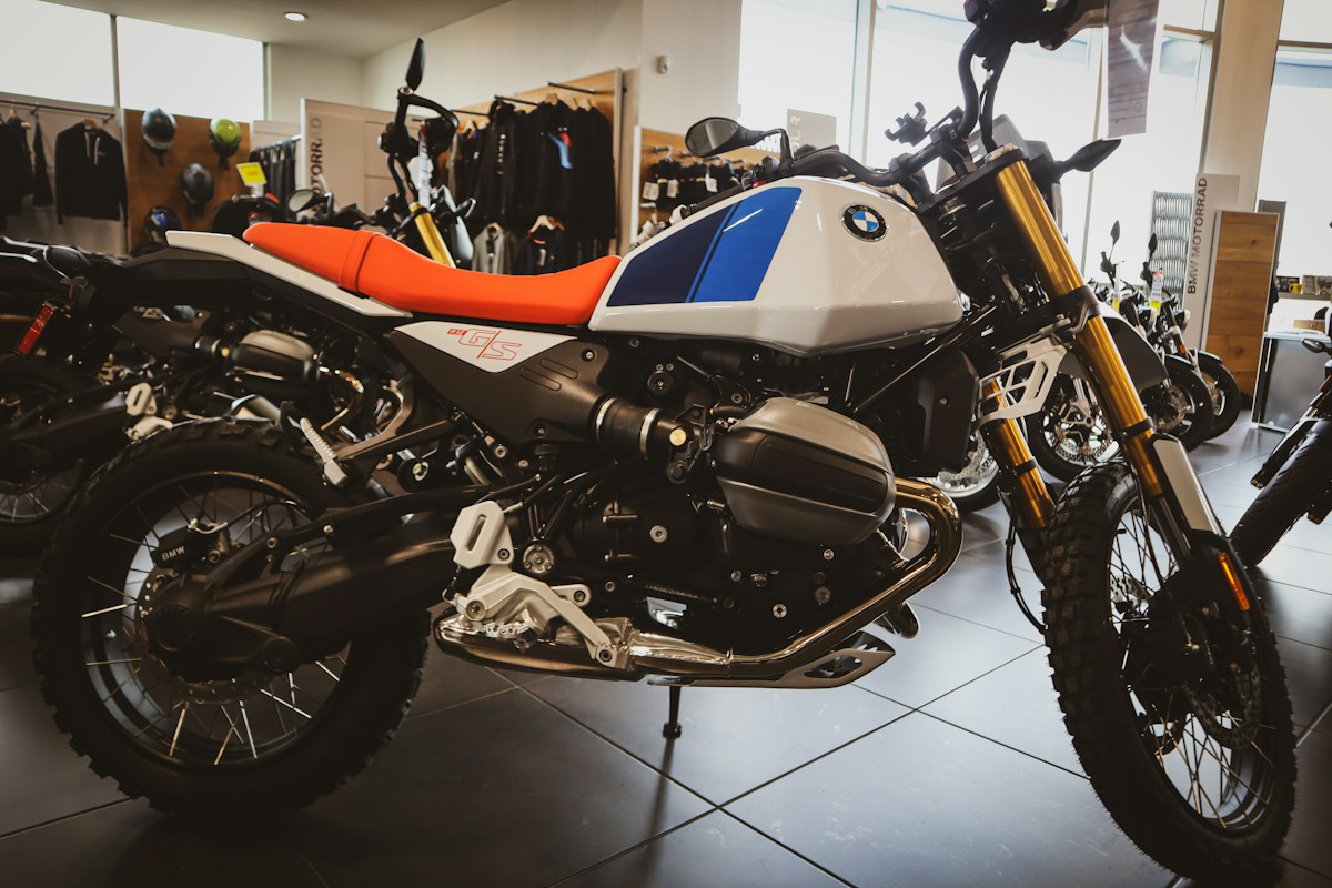 Moto BMW R 12 G/S blanche et bleue en concession