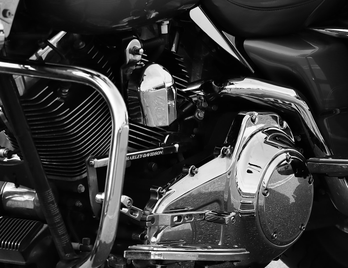Moteur de moto Harley-Davidson en noir et blanc.