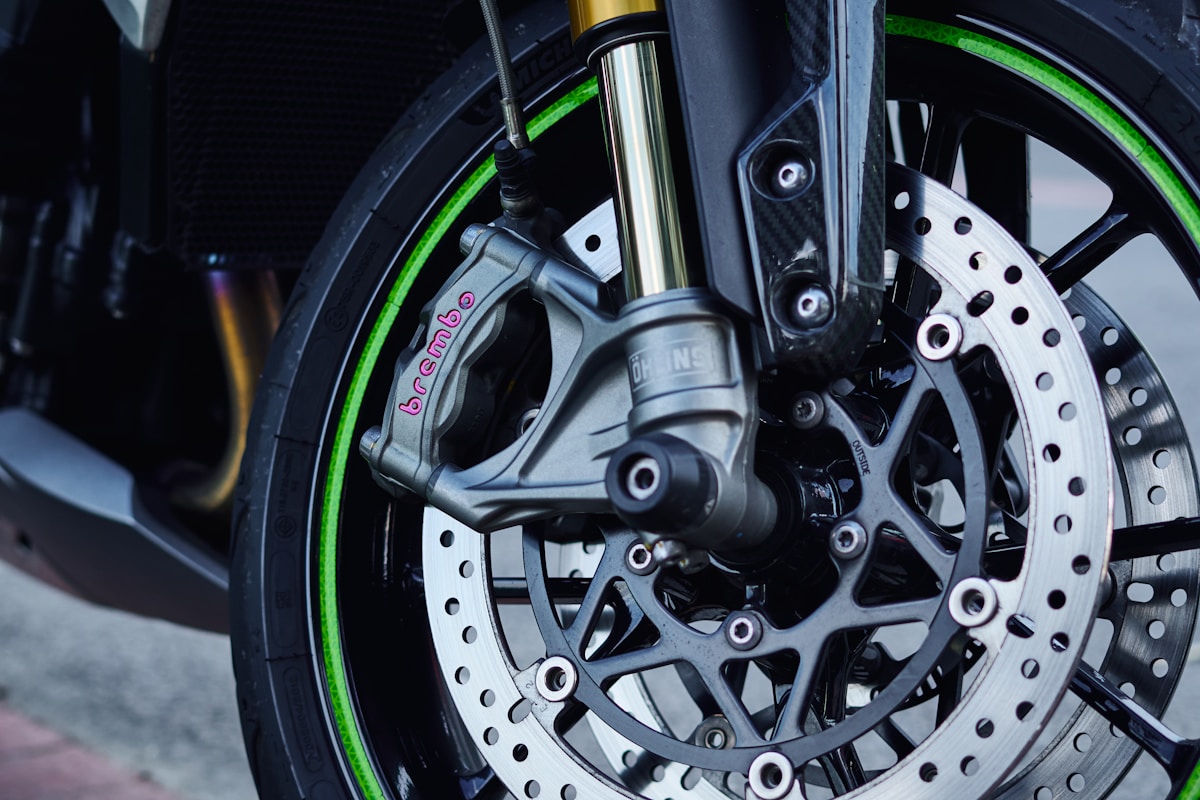 Gros plan sur le système de freinage avant d'une moto sportive.