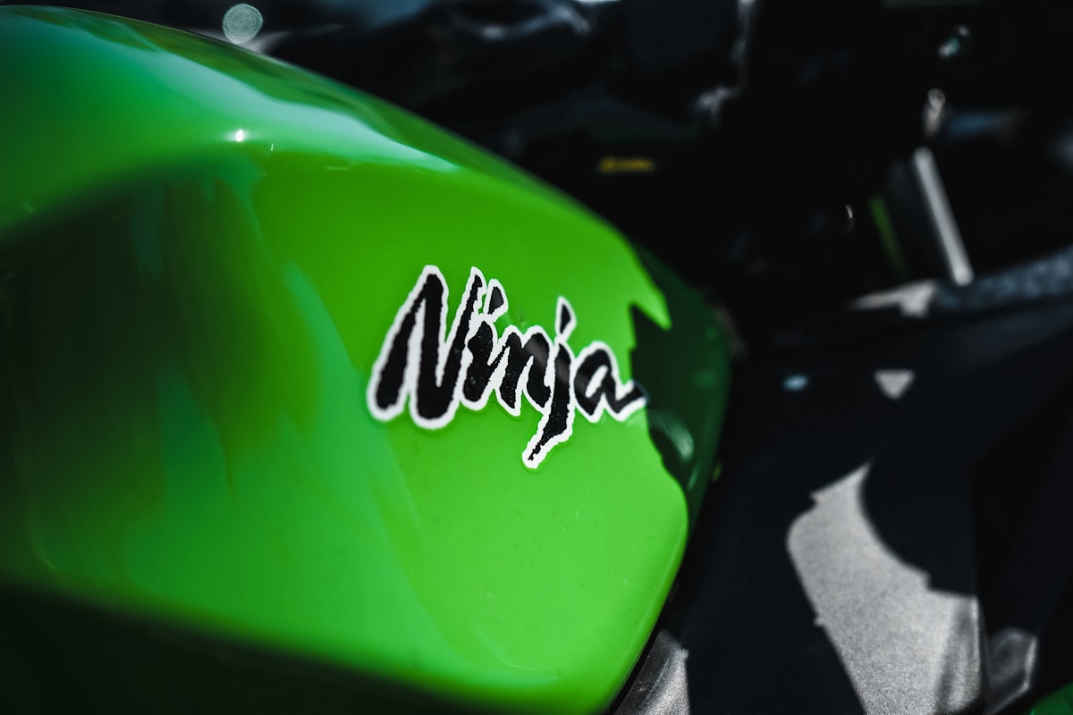 Moto Ninja verte avec logo noir sur le réservoir.
