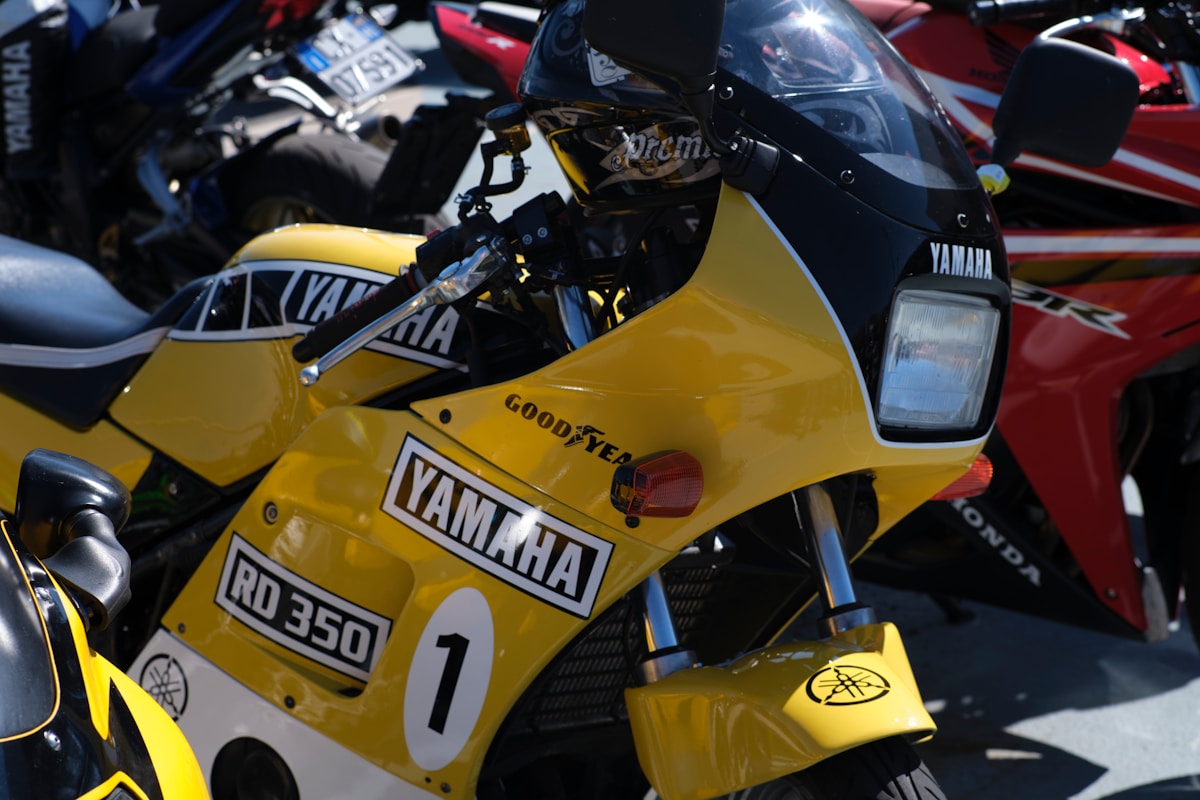 Moto de course Yamaha jaune et noire avec numéro 1 et logo Goodyear.