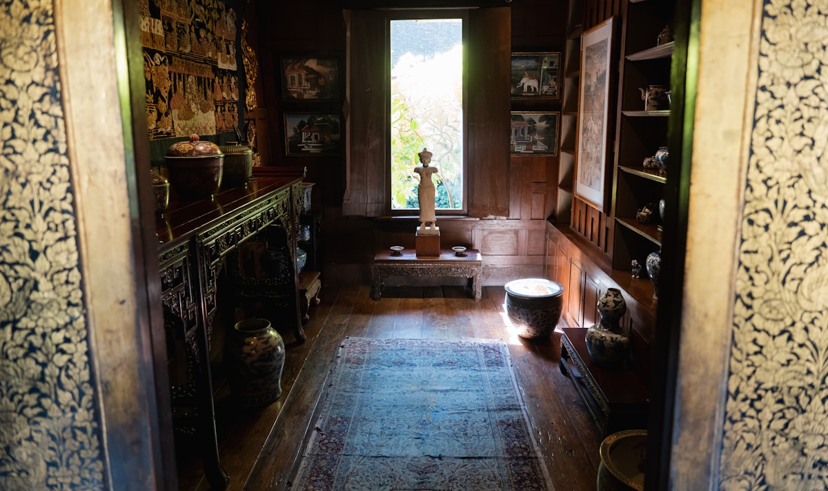Intérieur ancien, décoré avec des objets et des meubles traditionnels.
