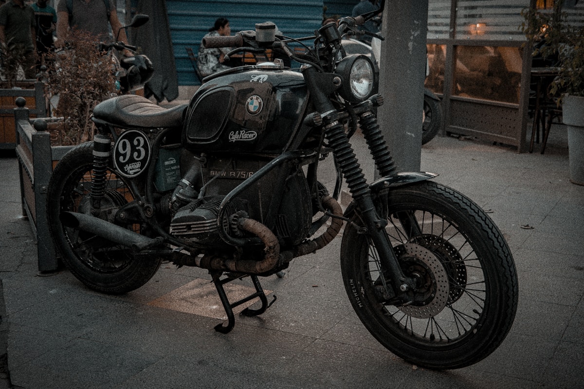 Moto BMW vintage noire personnalisée avec numéro de course.