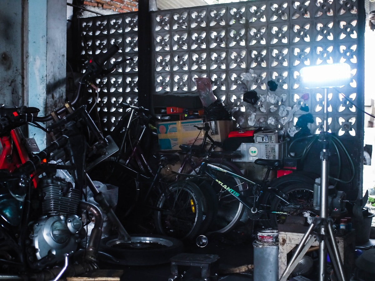 Atelier de réparation de motos avec divers équipements et outils.