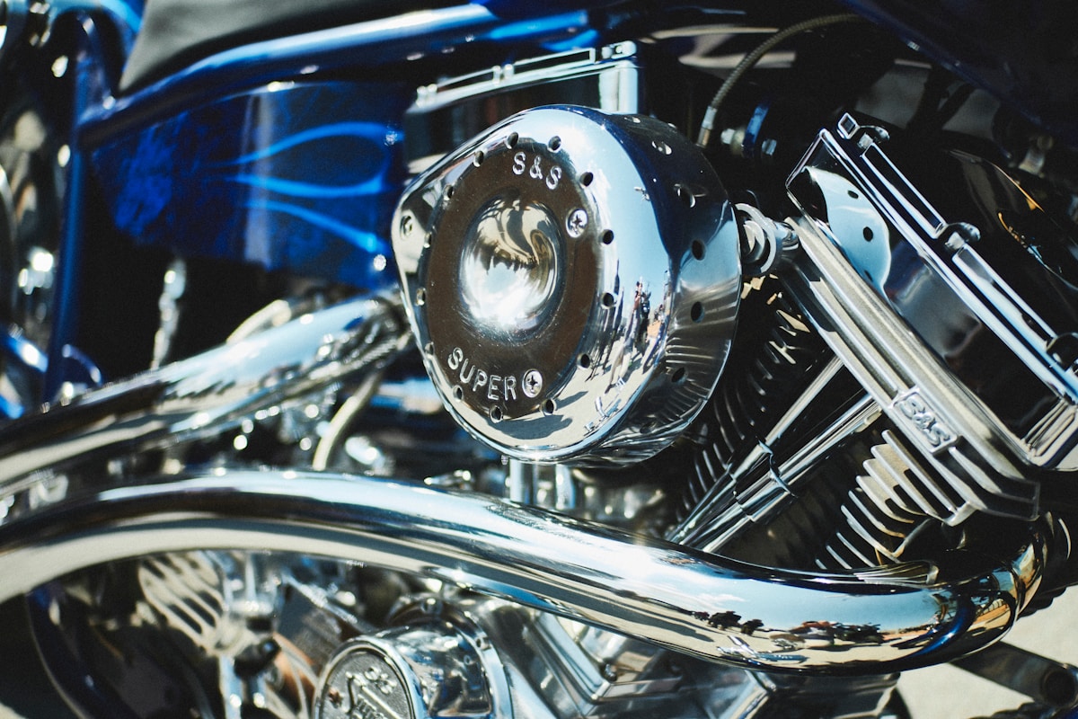Gros plan sur le moteur chromé d'une moto avec détails techniques.