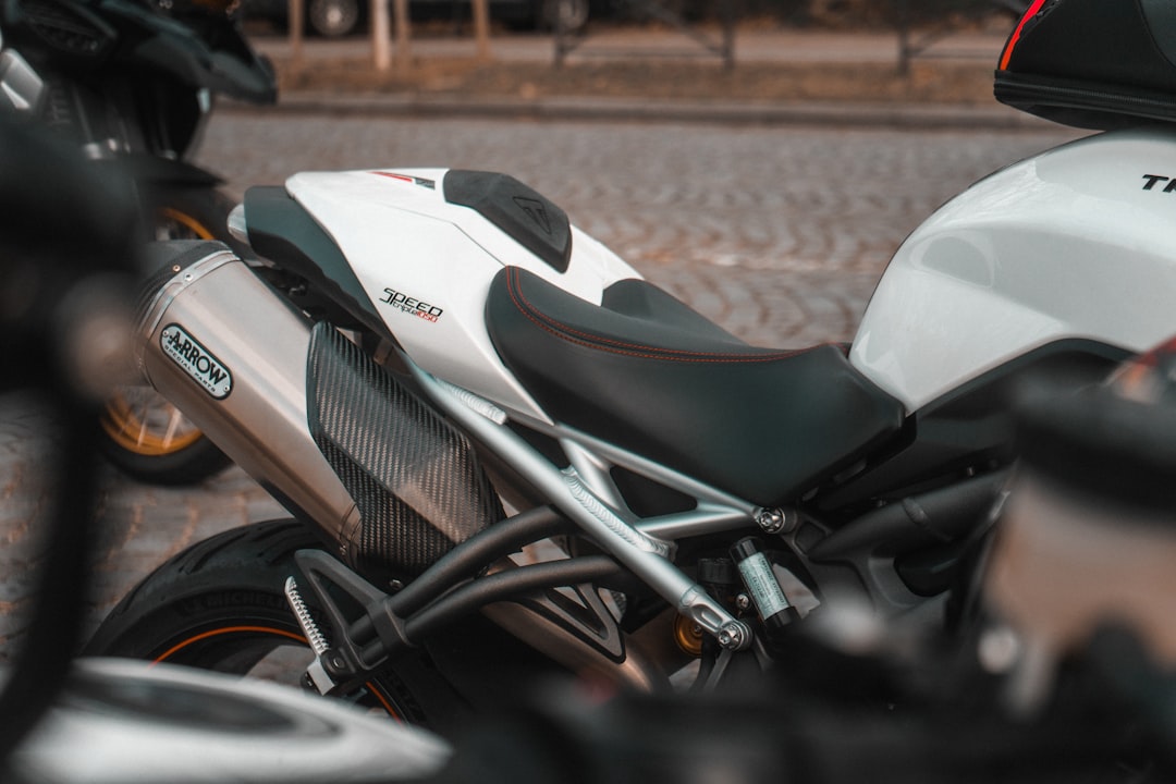 Gros plan d'une moto garée sur rue. Prévoyez le budget entretien annuel moto pour rouler serein.