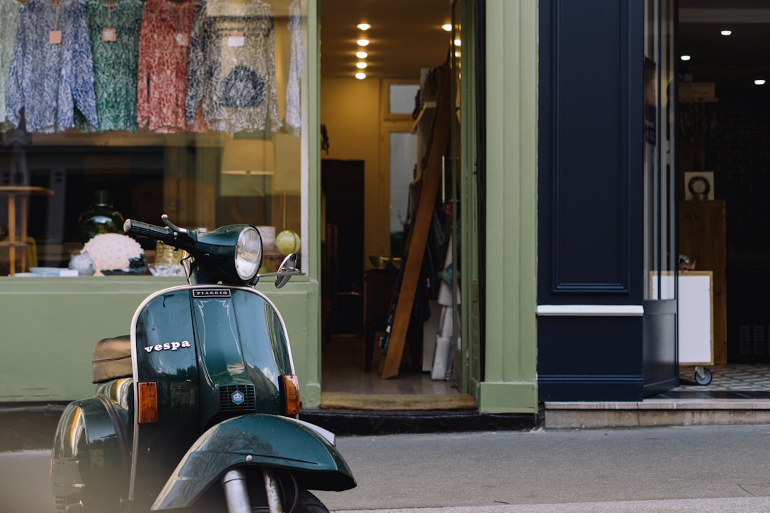 "Scooter garé devant le Polo Motorrad Store Horgen, votre guide complet pour les motards en Suisse"