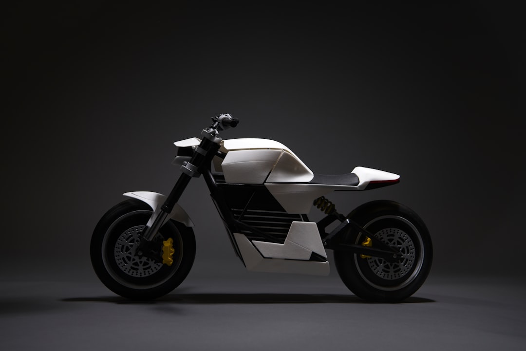 meilleure moto électrique 2026 - white and black motorcycle with black background
