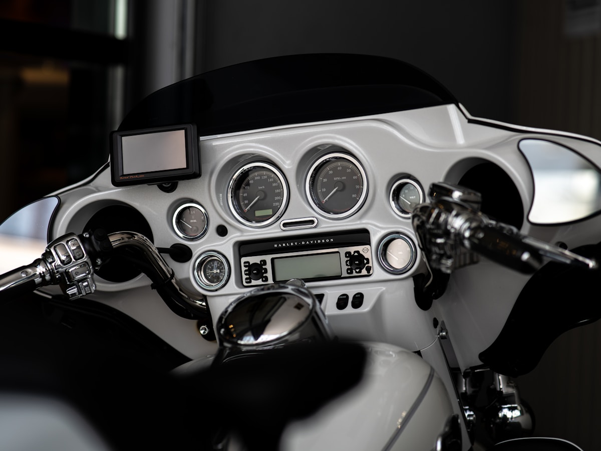 Tableau de bord d'une moto Harley-Davidson avec écran et cadrans analogiques.
