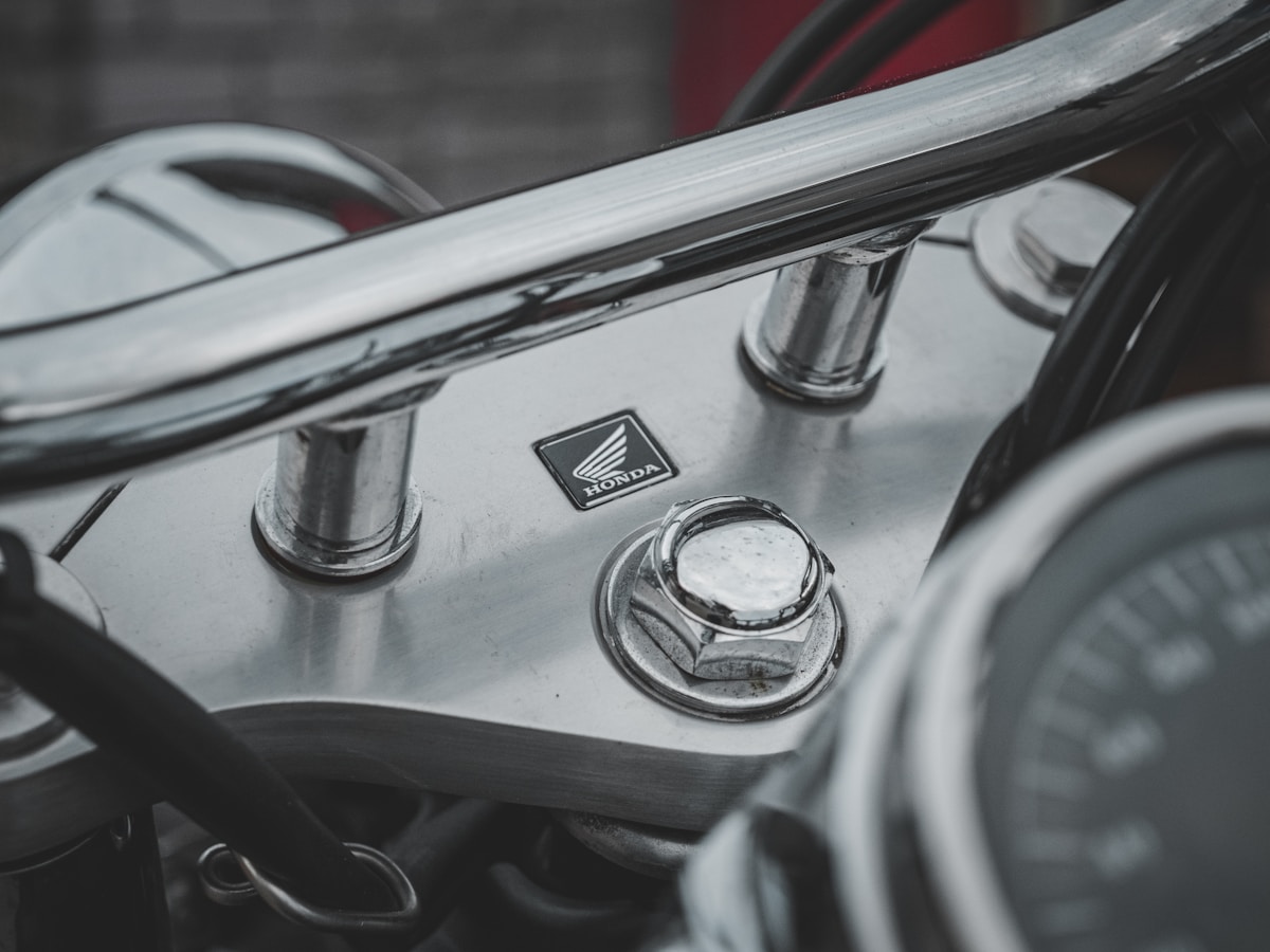 Un gros plan sur le moteur d'une moto avec un compteur de vitesse.