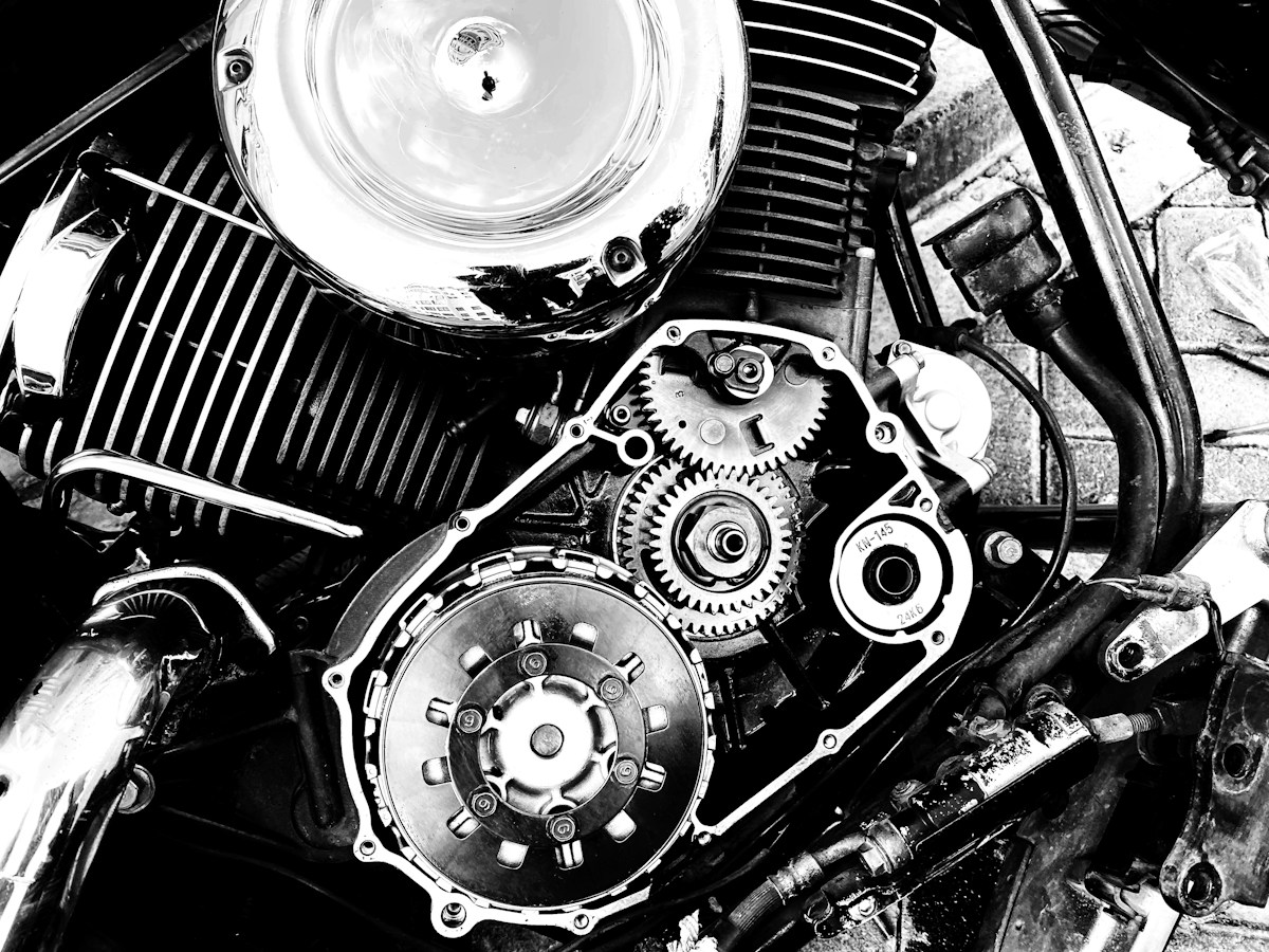 Moteur de moto ouvert, engrenages et embrayage apparents en gros plan