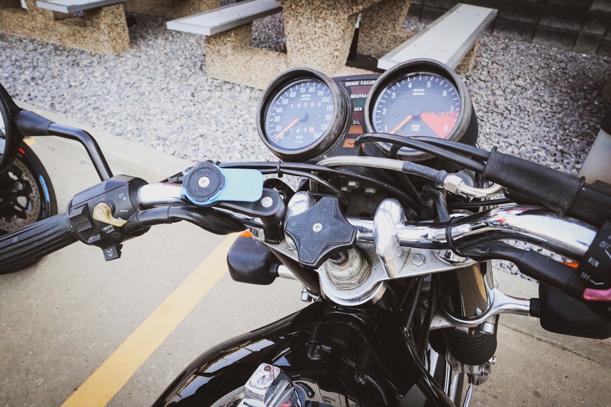 Tableau de bord d'une moto avec compteurs de vitesse et de carburant.