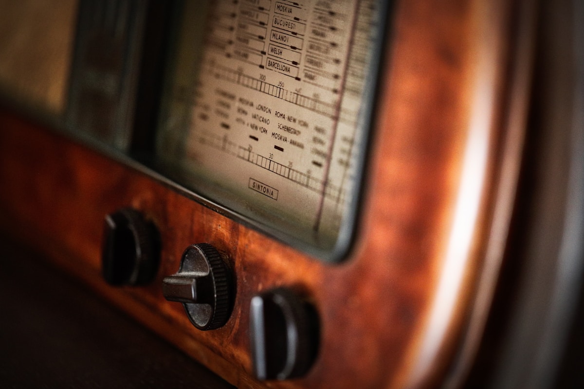 Antique radio avec cadran analogique et boutons de contrôle.