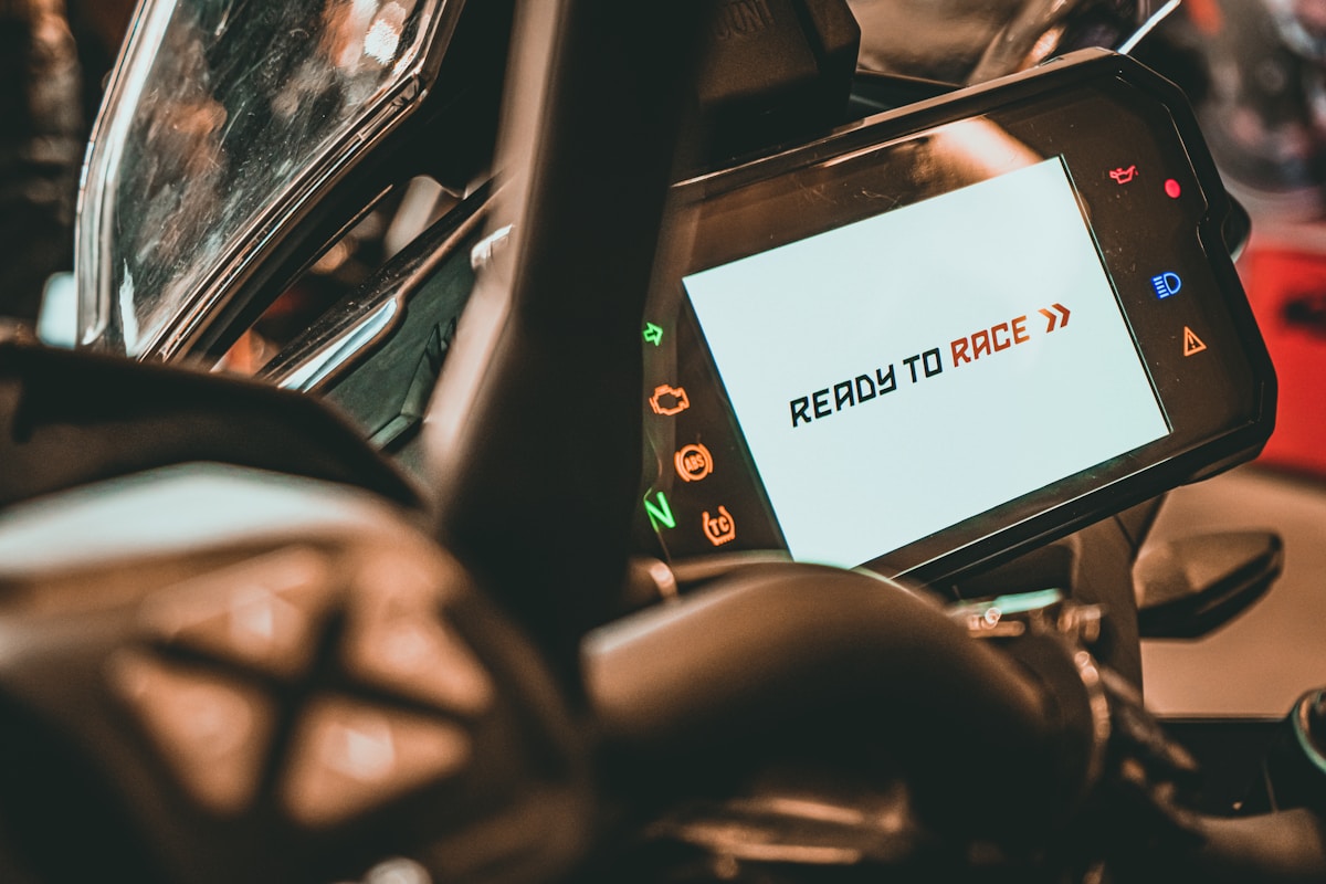 Écran de jeu vidéo affichant "Ready to race".