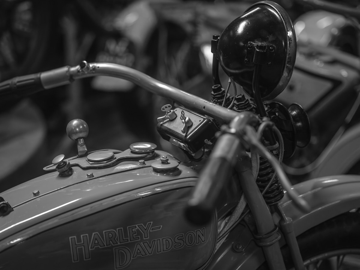 Détails mécaniques d'une moto Harley-Davidson vintage en noir et blanc.