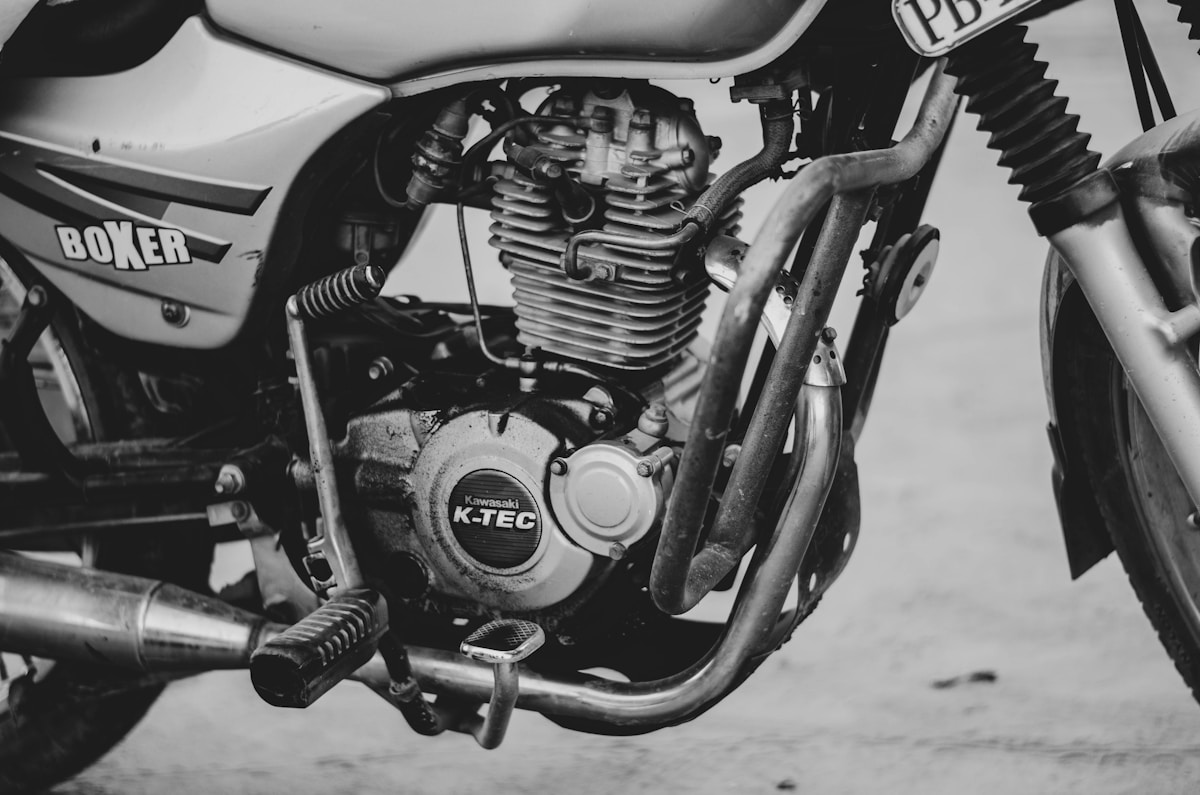 Moteur de moto Boxer avec détails techniques en noir et blanc.