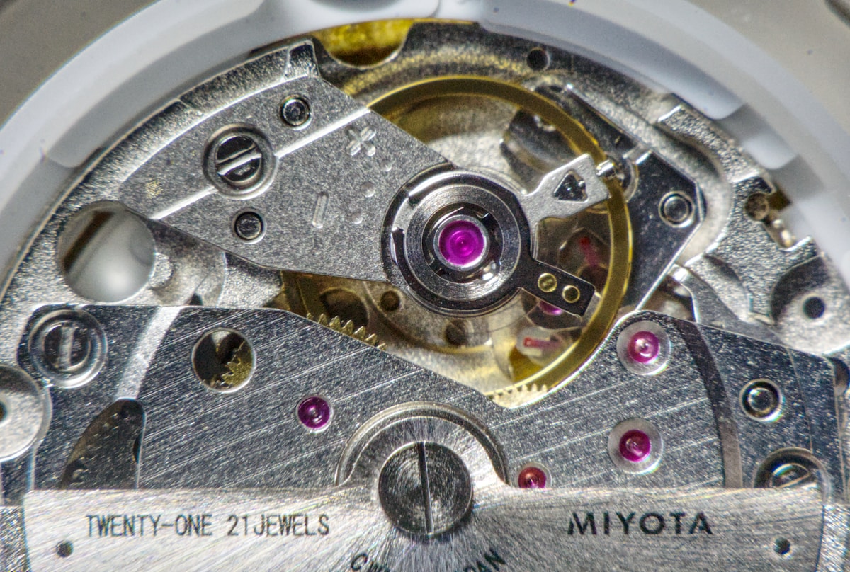 Gros plan sur un mouvement de montre Miyota avec 21 rubis.