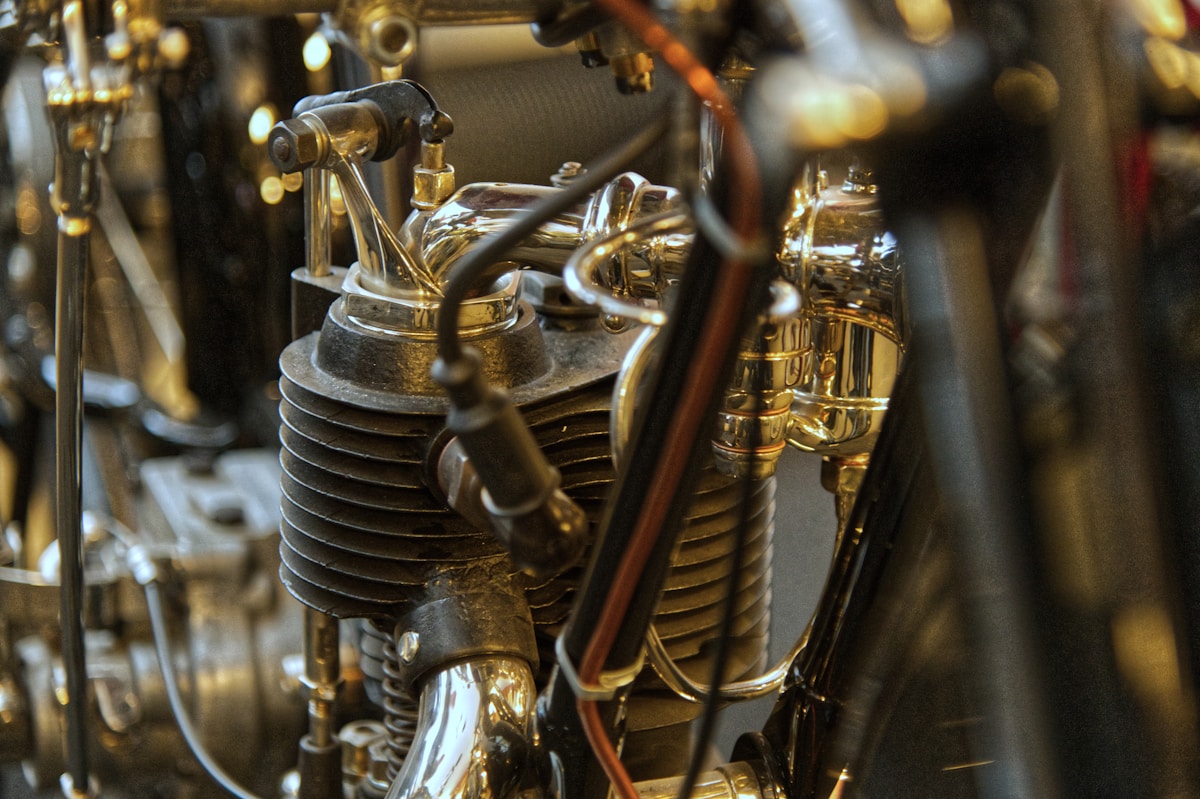 Un gros plan sur le moteur d'une moto vintage.