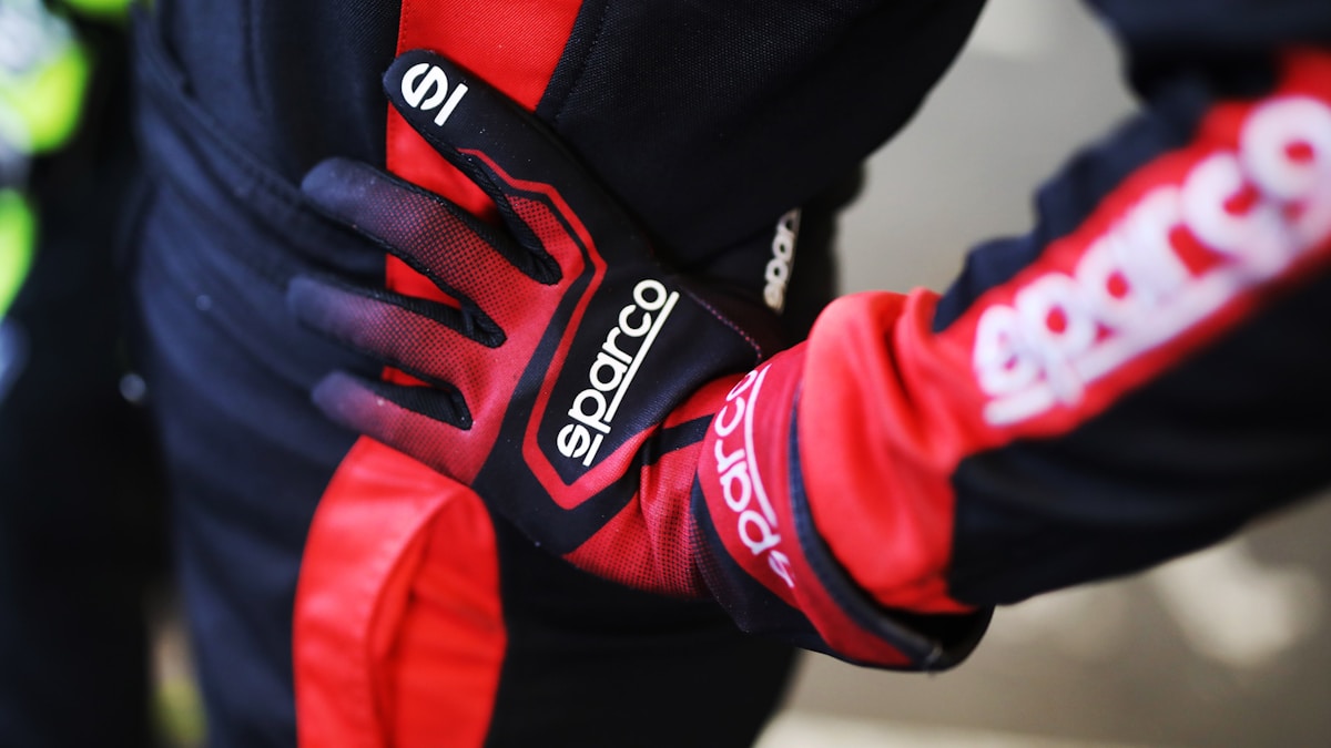 Une personne portant un casque.