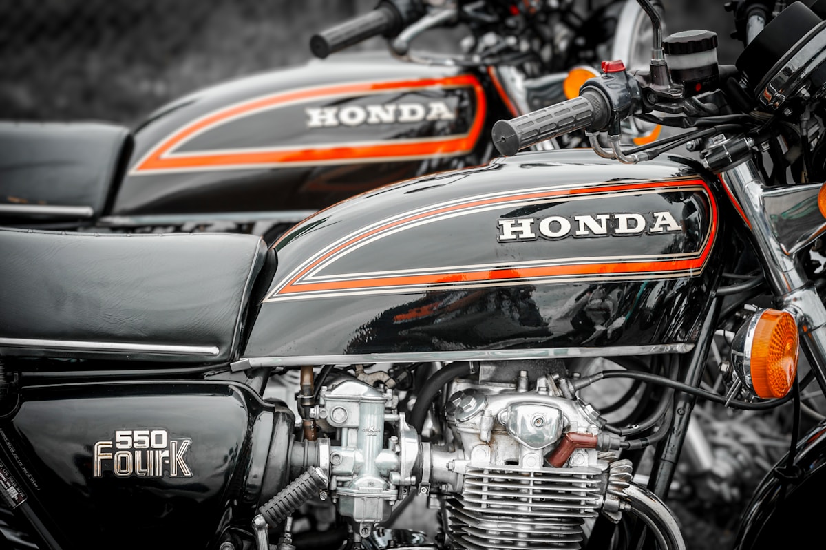 Une moto garée dans un parking.