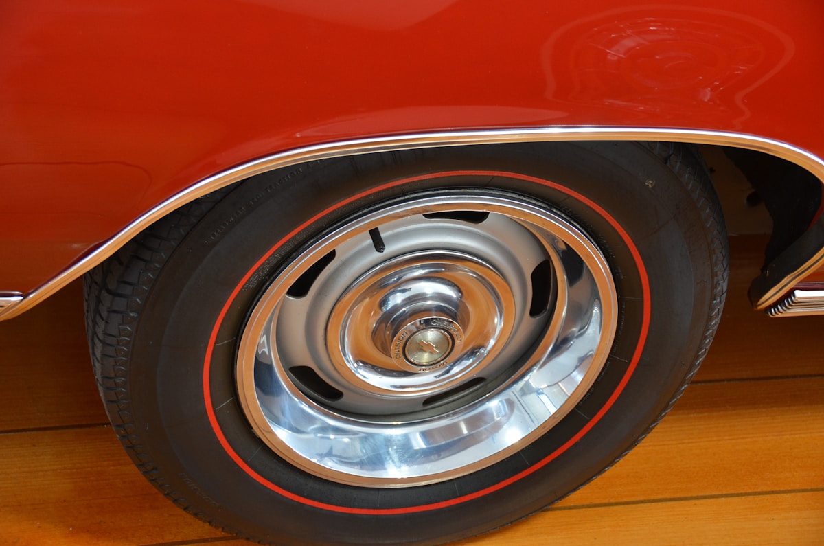 Une vue rapprochée des rayons d'une voiture ancienne.