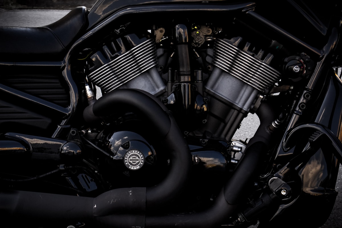 Moteur de moto Harley-Davidson noir et chromé en gros plan.