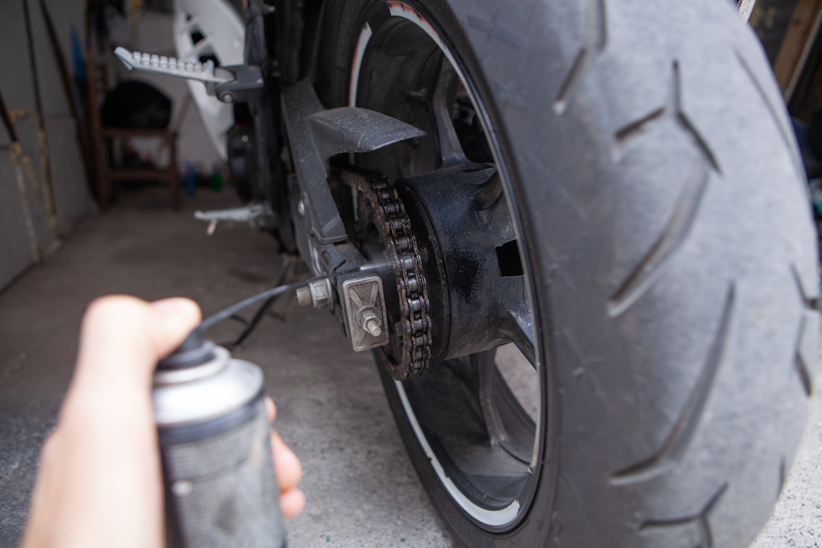 Roue de moto avec chaîne de transmission et pneu de caoutchouc.