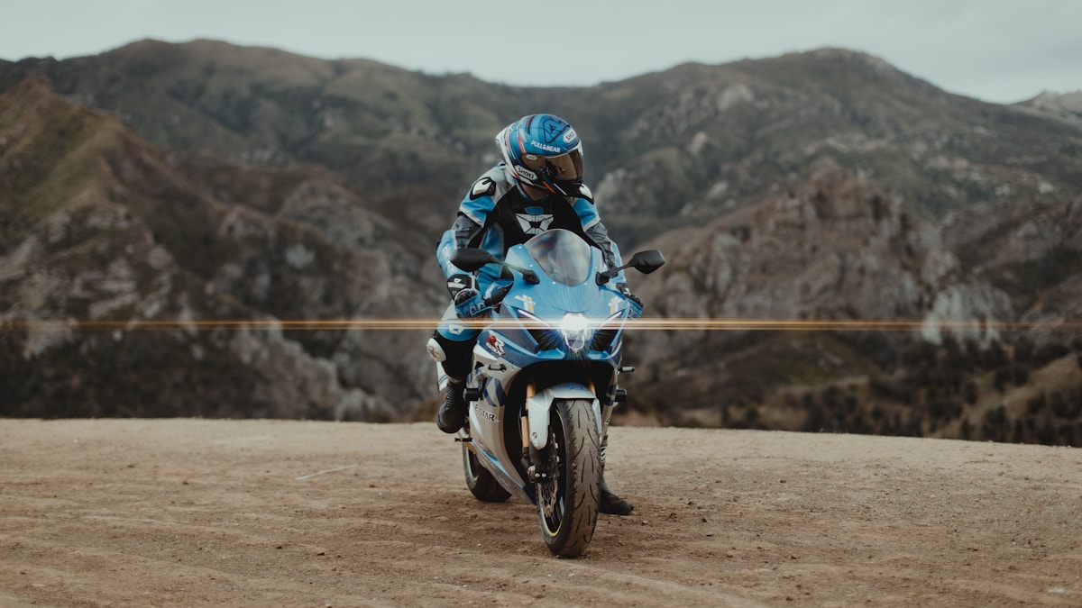 Motocycliste sur une route de montagne par un jour ensoleillé.