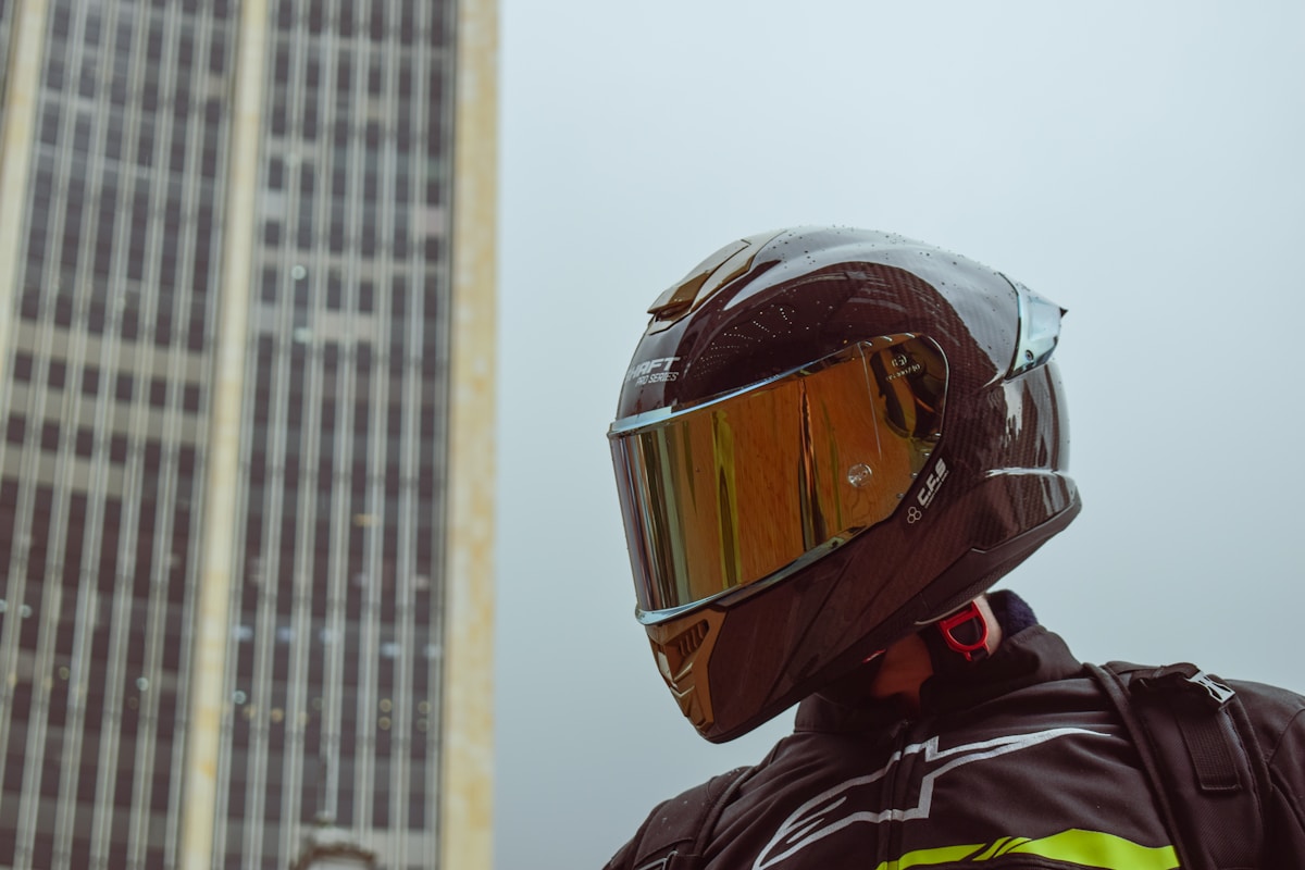 Casque de moto de course avec visière teintée.