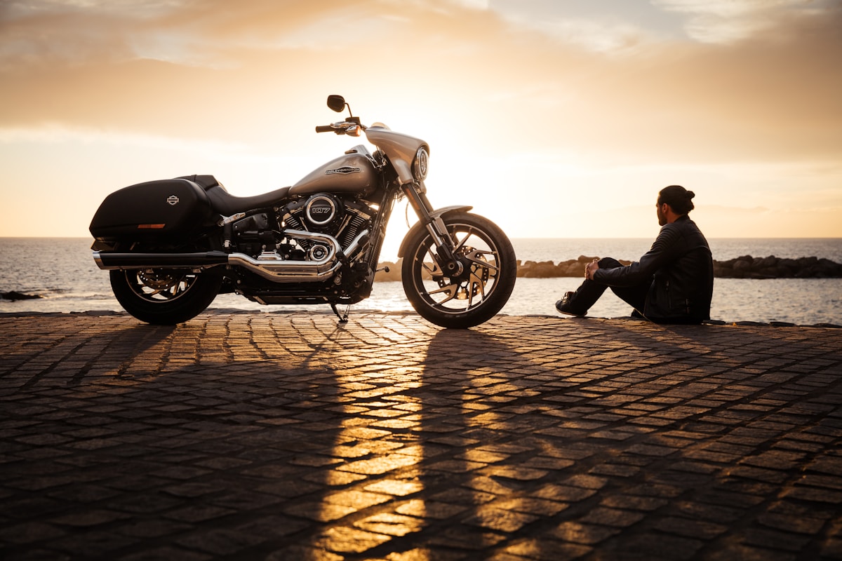 Moto Harley-Davidson solitaire au coucher de soleil sur la plage.