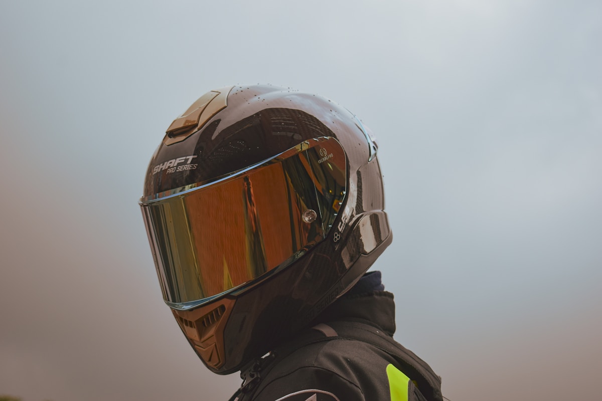 Casque de moto de course avec visière teintée.