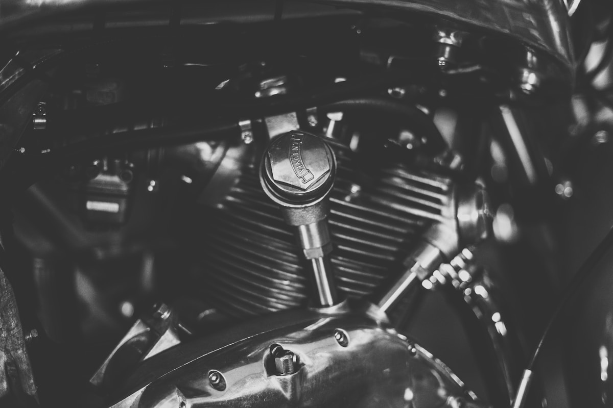 Moteur de moto noir et blanc en gros plan.