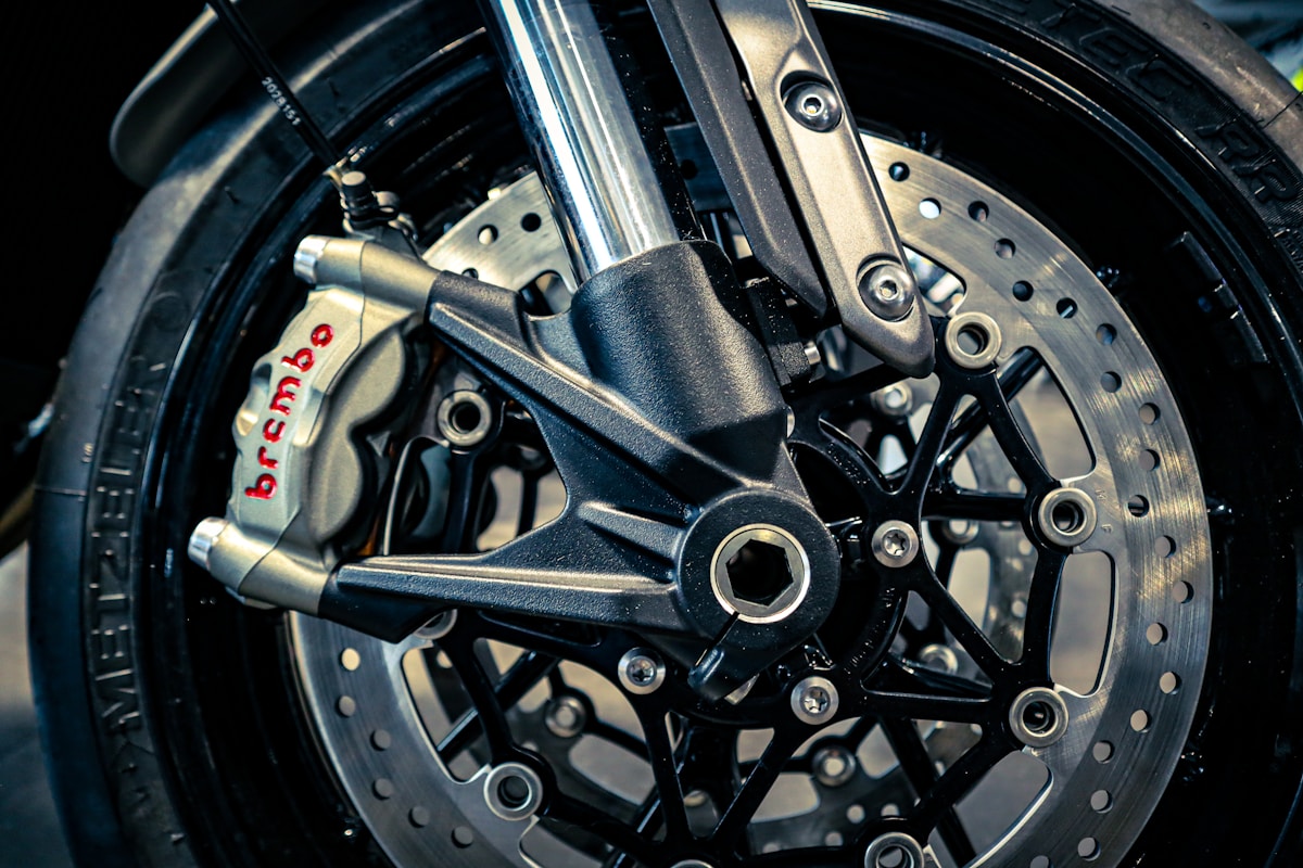 Gros plan sur un frein à disque de moto avec étrier de frein Brembo.