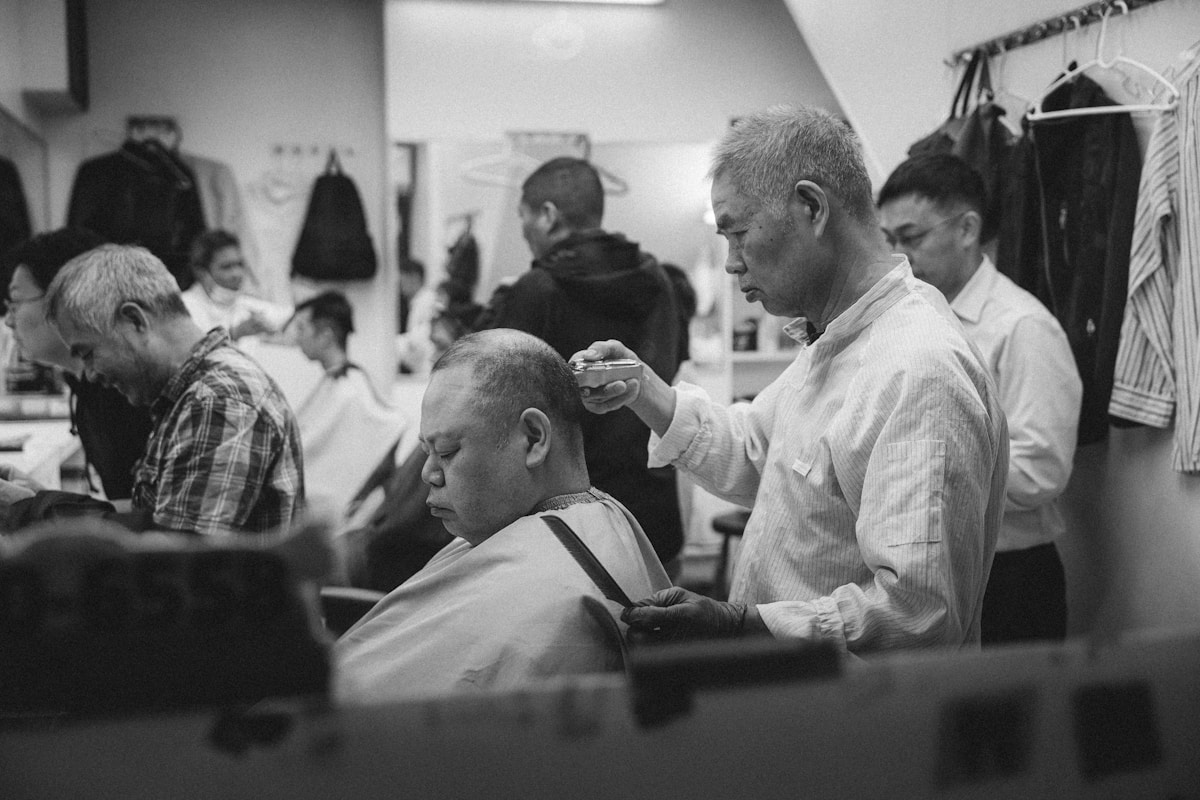 Hommes recevant des coupes de cheveux dans un salon de coiffure.