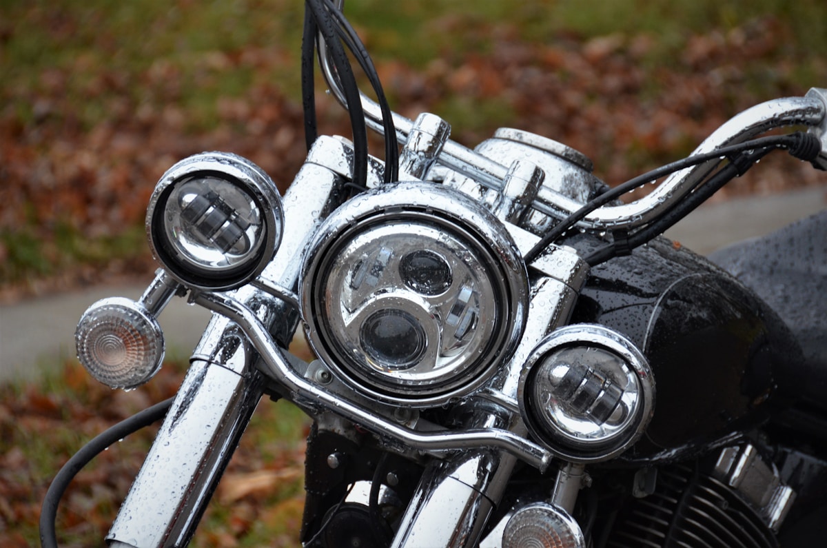 Un gros plan sur le phare et le guidon d'une moto.