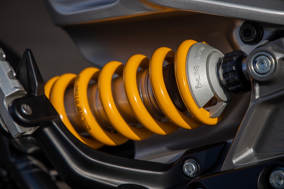 Suspension arrière amortisseur jaune moto sport.