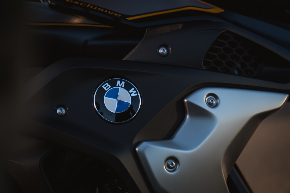 Gros plan sur le logo BMW sur une moto noire et jaune.