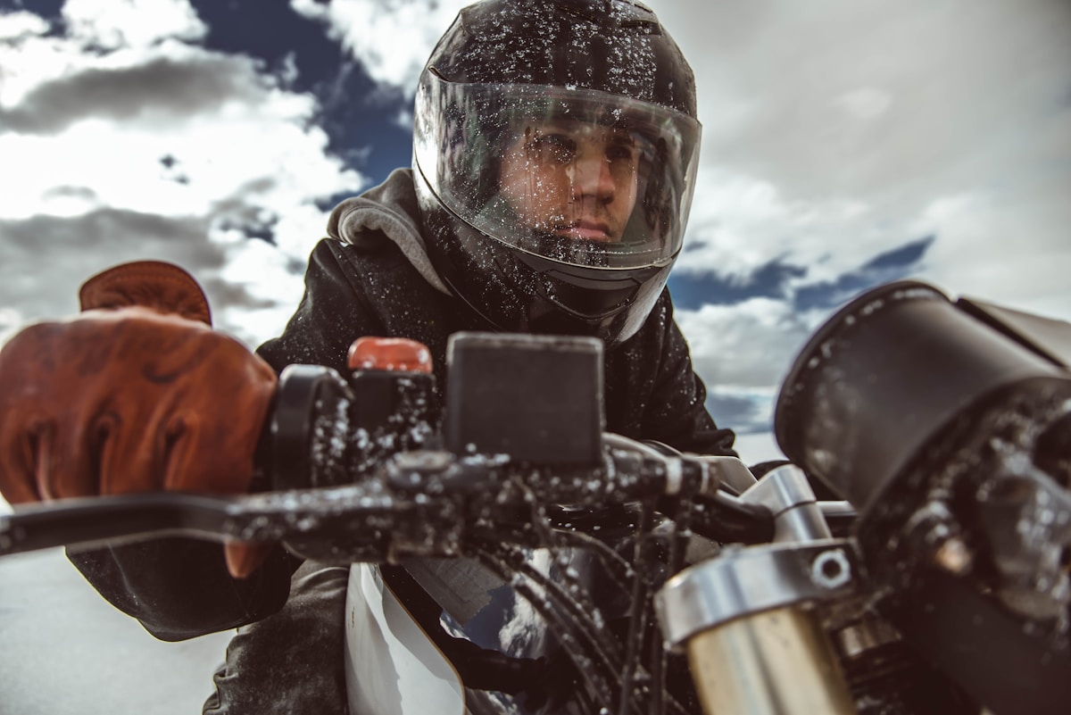 Motocycliste équipé de vêtements de protection par temps neigeux.