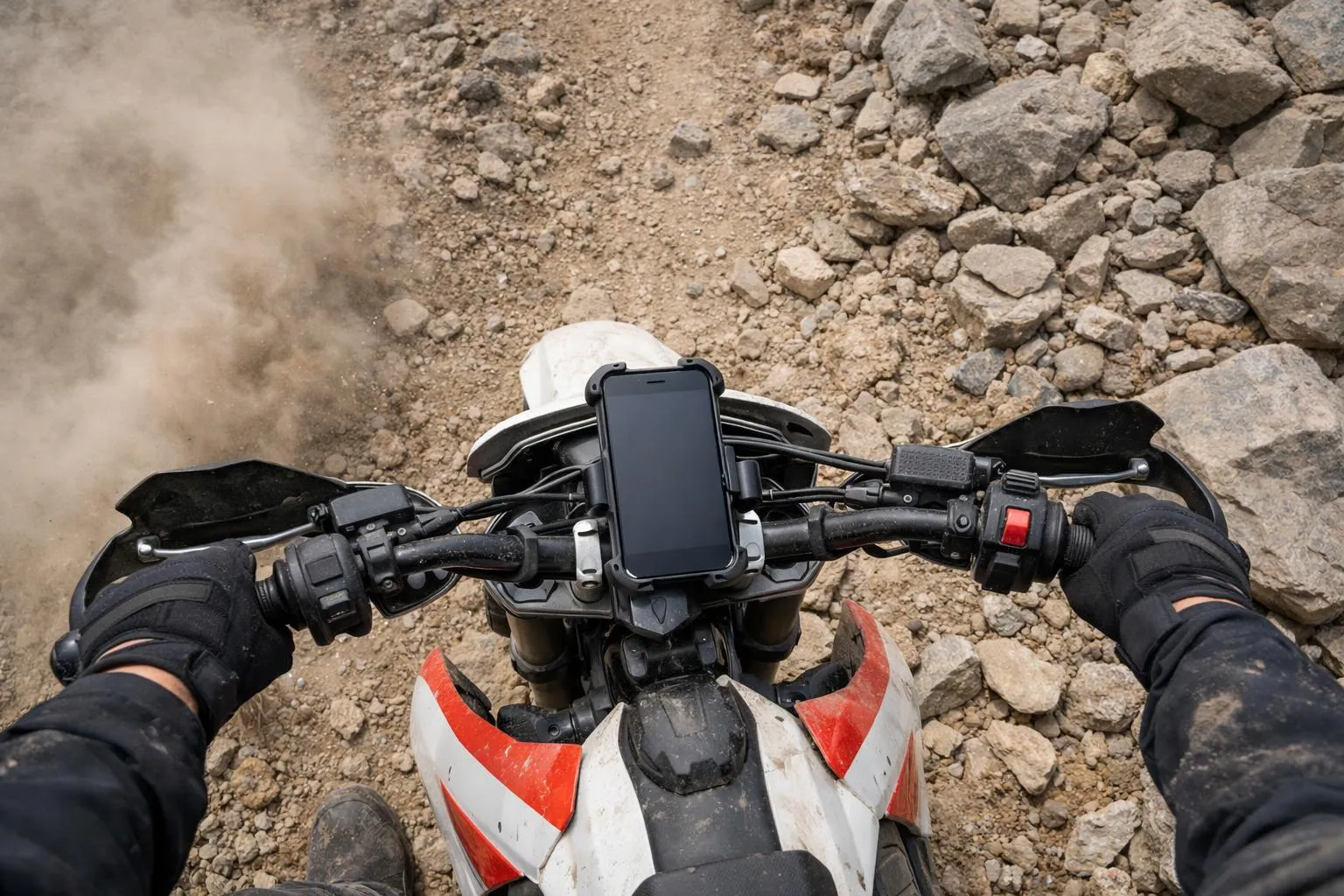 Moto tout-terrain avec support de téléphone portable sur le guidon.