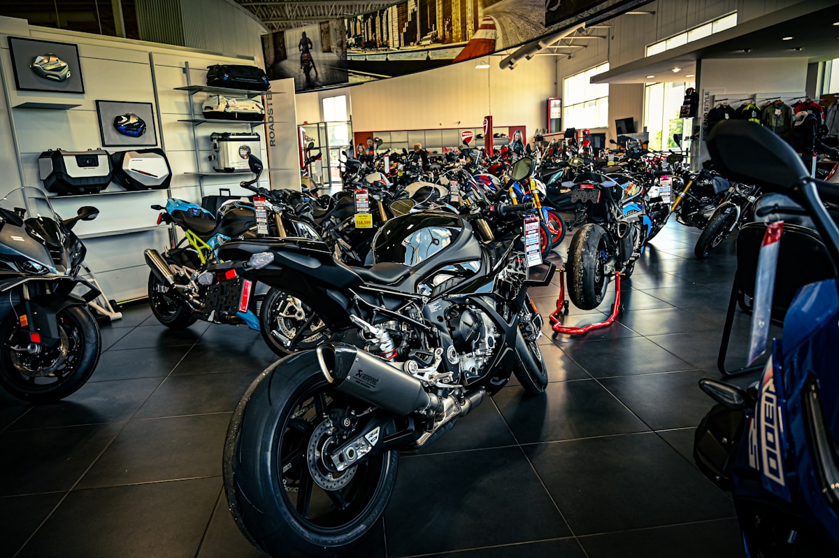 Vaste salle d'exposition de motos de différents modèles et marques.