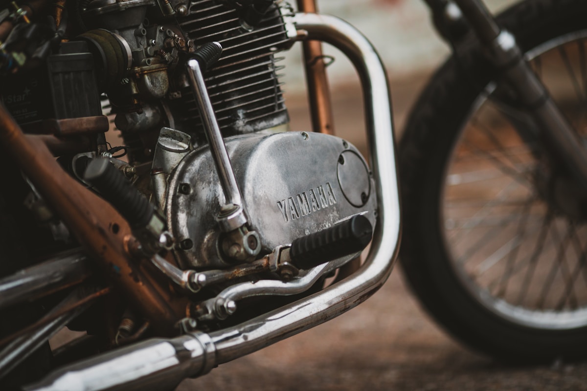 Moteur de moto vintage Yamaha avec détails mécaniques.