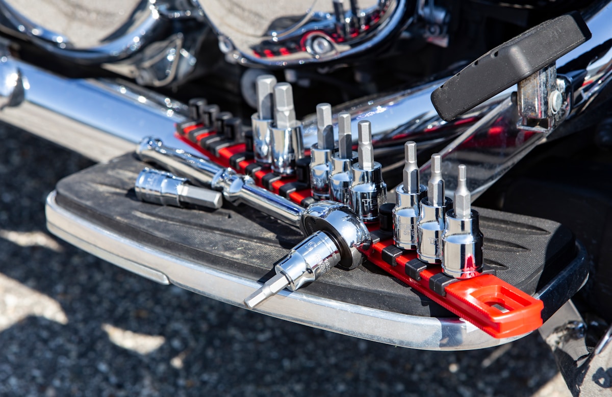 Ensemble d'outils de réparation de moto, comprenant clés et accessoires.