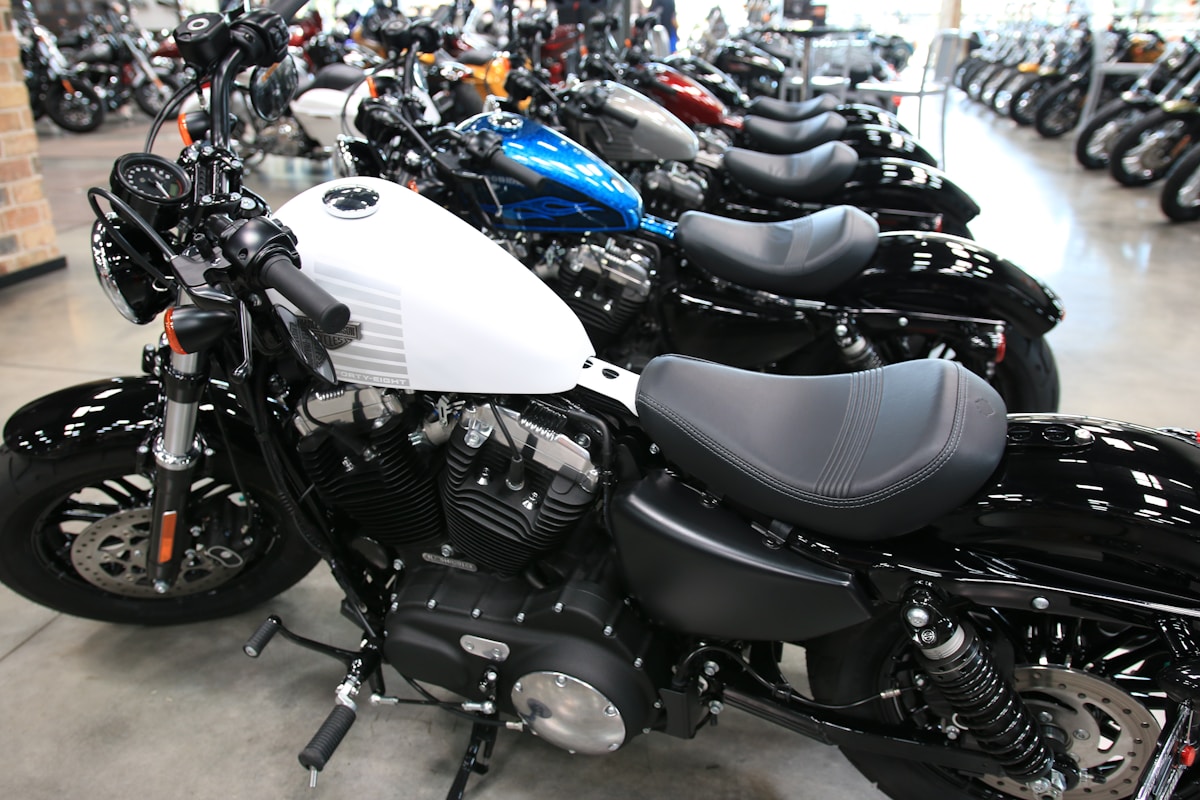 Motos de différents modèles et couleurs dans un showroom.