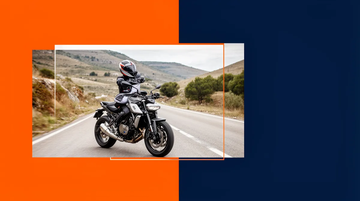 Motocycliste sur une route de montagne avec un paysage verdoyant.