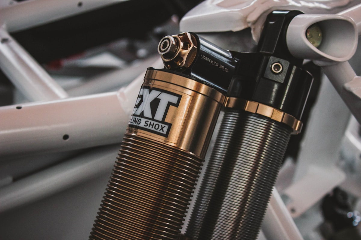 Suspension arrière de vélo de montagne avec amortisseur XT Racing Shox.