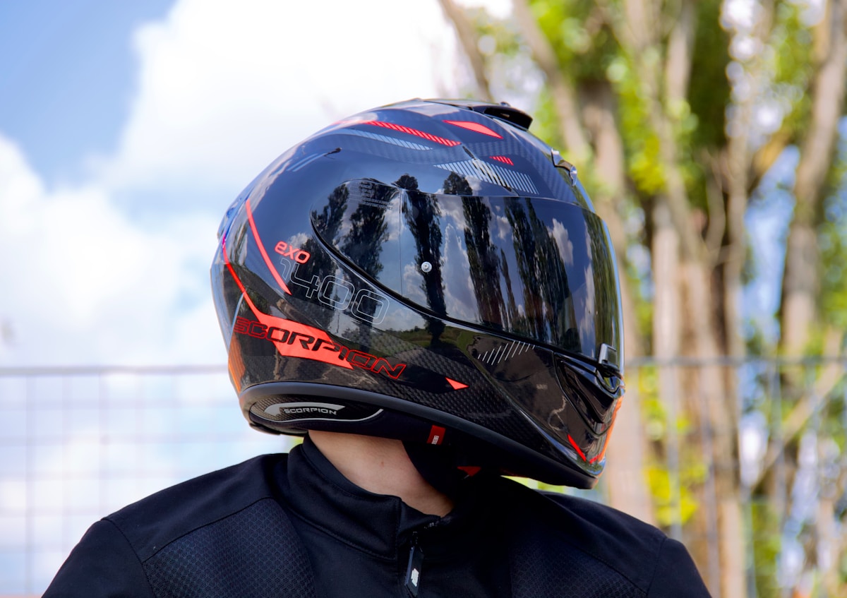 Casque de moto noir et rouge avec design aérodynamique.