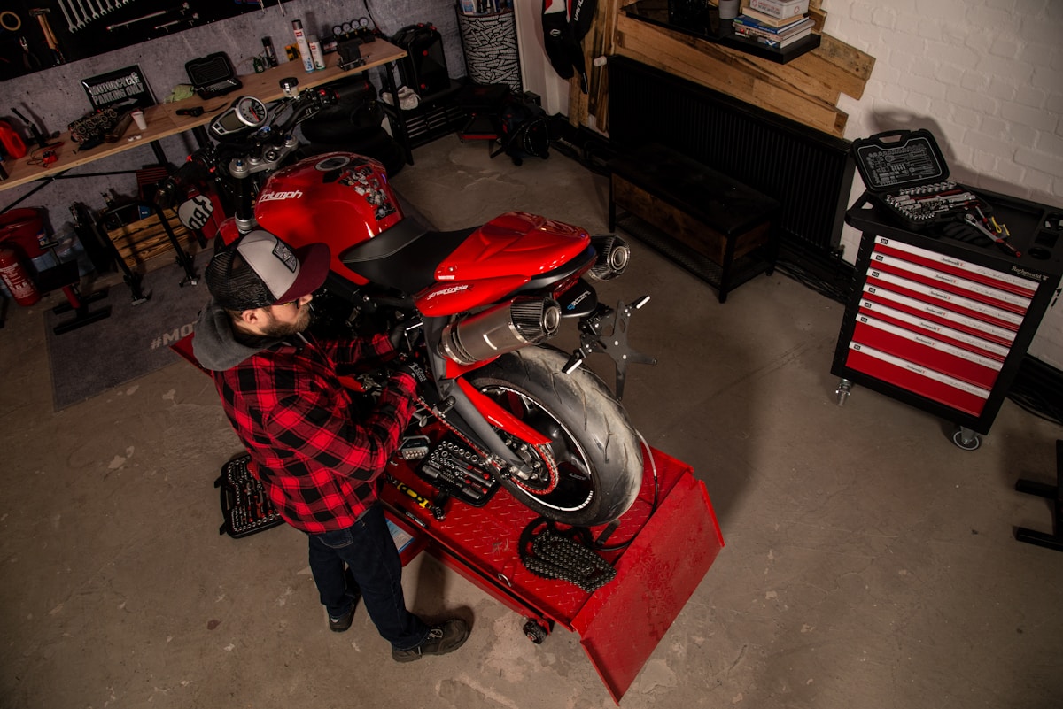 Atelier de mécanique moto avec outils et équipement.