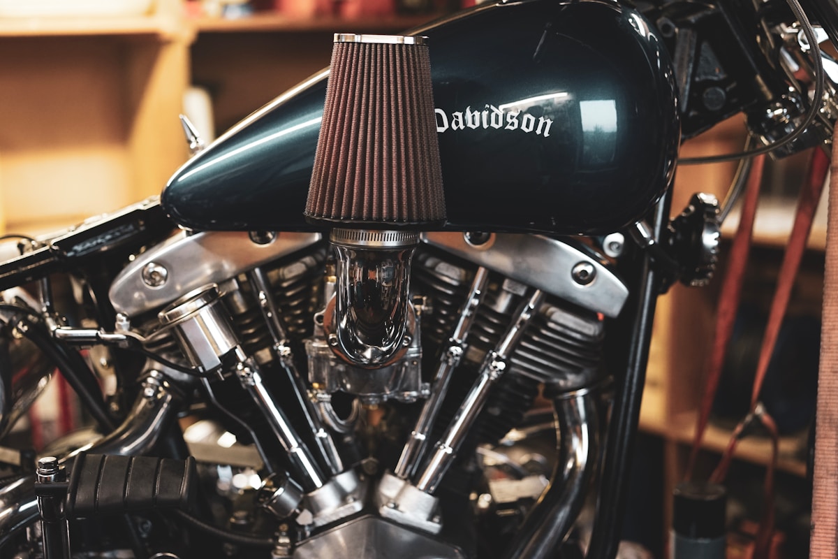 Moteur de moto Harley-Davidson avec filtre à air personnalisé.